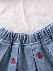 Genkimix Kids 两件套甜美樱桃刺绣女童套装，红色荷叶边无袖上衣搭配浅蓝色牛仔裙，饰有3D樱桃和蝴蝶结刺绣，面料柔软亲肤，适合夏季日常穿着、外出、派对等场合，展现活力俏皮的风格。 - 白色 - 查看 5