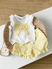 SHEIN Playful Pals Setelan Atasan Camisole Rajut Jacquard Warna Gading dengan Hiasan Ruffle dan Celana Pendek Warna Pink dengan Hiasan Ruffle untuk Anak Perempuan (Ukuran Kecil), Pakaian Musim Panas Bayi yang Lucu dan Menggemaskan - Kuning - View 3