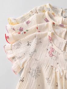 Áo ngủ cotton cho bé gái, màu trắng, cổ tròn, cài nút phía sau, viền bèo nhún ở cổ tay và gấu áo, 4 họa tiết khác nhau: hoa, gấu, nơ, thỏ dâu tây, hộp quà bất ngờ giao hàng ngẫu nhiên - Nhiều màu - Xem 5