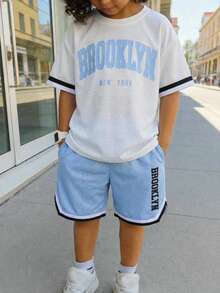 SHEIN 2 peças/Conjunto Camiseta de Manga Curta de Gola Redonda e Shorts de Esportes Casuais com Estampa de Letra para Meninos Pré-adolescentes - Azul - Visão 1