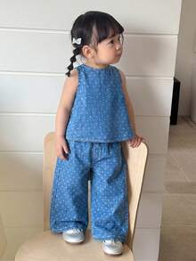 SHEIN 女婴可爱白色蝴蝶结图案蓝色牛仔背心和长裤套装，儿童女童春夏休闲度假乡村波西米亚风服装，儿童女童沙滩装，女童西部街头装，春假服装，锐舞派对牛仔套装，幼儿女童度假服装 - 藍色 - 查看 4