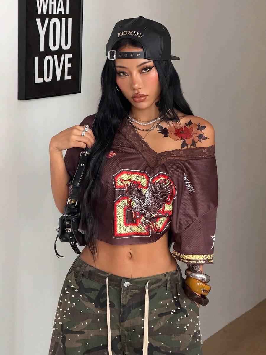 Coolane 女款夏季棕色系網紗圖案T恤,街頭風音樂節Y2K V領對比蕾絲數字圖案短袖短版上衣 - 摩卡棕 - 查看 1