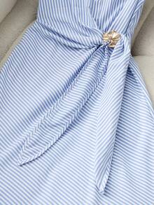 SHEIN Franclia Đầm sơ mi dài tay không tay kẻ sọc xanh dương, cổ bẻ, cài khuy nửa mở, trang trí hoa hồng kim loại, dây rút co giãn, thời trang mùa hè mới dành cho nữ. - Xanh và trắng - Xem 6