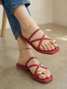 Sandalia plana mujer, sandalia con tiras cruzadas, sandalia minimalista, sandalia punta cuadrada, sandalia con detalle dorado, sandalia veraniega. - Rojo - Ver 3