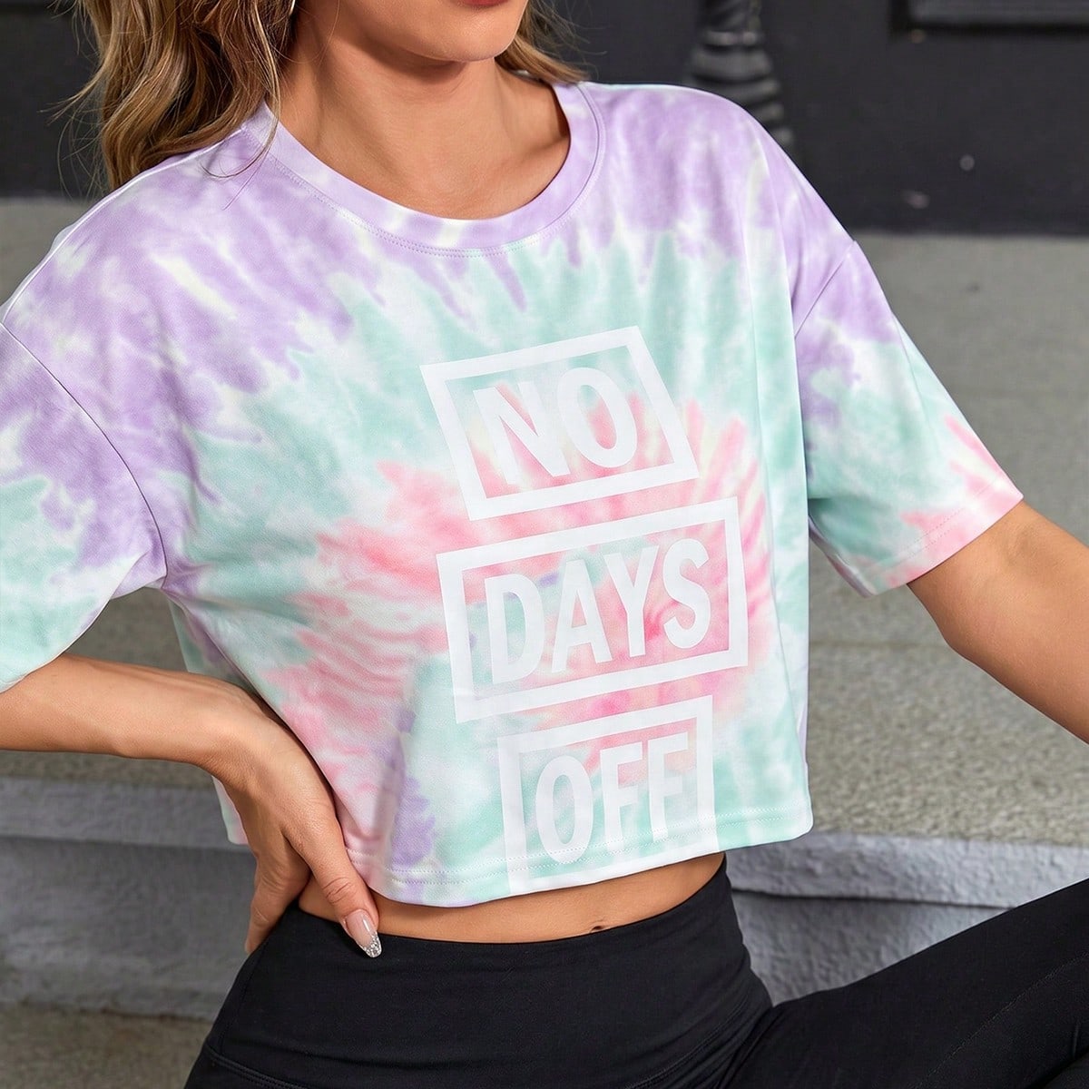 Camiseta deportiva de cuello redondo corta con estampado de letras y efecto tie-dye para mujer, de verano
