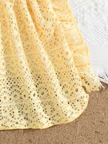Kleine Mädchen Geometrisches Spitze Cut-Out-Muster V-Ausschnitt Ärmellos Kleid mit Rüschensaum, Geometrisches Spitze Strukturstoff, Rundhalsausschnitt, Ärmellos mit Rüschensaum, Taillierter Rock, süßer Urlaubsstil, geeignet für Strandurlaub, Eltern-Kind Strandfotos, Sommer - Gelb - Übersicht 4