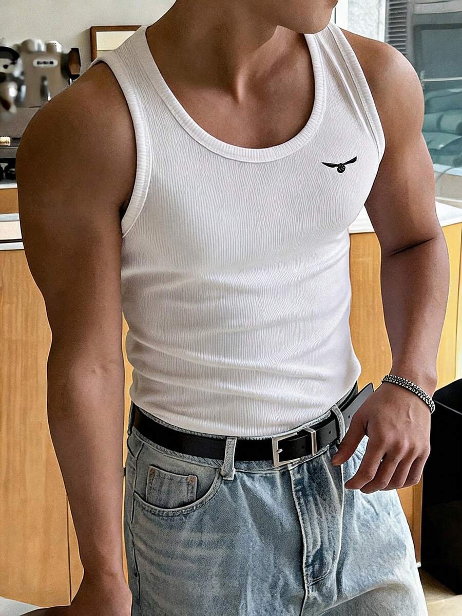 DAZY Camiseta de tirantes ajustada y casual con bordado para hombre, versátil para uso diario en verano - Blanco - Ver 1