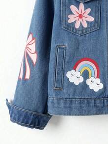 SHEIN Denimly 女童户外休闲牛仔外套，可爱花卉、彩虹、蝴蝶结、字母、爱心印花，翻领，长袖水洗牛仔大衣 - 中等水洗藍 - 查看 4