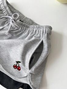 SHEIN Essnce 女款兩件式抽繩彈性腰黑色與灰色修身短褲套裝，休閒極簡運動街頭風，日常百搭派對聚會機場穿搭 Y2K，櫻桃 3D 刺繡貼布，夏季女裝 - 彩色 - 查看 3