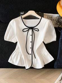 SHEIN Franclia 柔和的米白色束腰衬衫，撞色滚边和蝴蝶结，泡泡袖搭配荷叶边裙摆，显年轻显瘦，柔美别致，适合日常穿着。 - 黑與白 - 查看 3