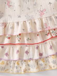 Áo ngủ cotton cho bé gái, màu trắng, cổ tròn, cài nút phía sau, viền bèo nhún ở cổ tay và gấu áo, 4 họa tiết khác nhau: hoa, gấu, nơ, thỏ dâu tây, hộp quà bất ngờ giao hàng ngẫu nhiên - Nhiều màu - Xem 4
