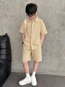 SHEIN Vacaura 这款男童三件套针织竖条纹短袖衬衫搭配休闲短裤，采用混纺面料，亲肤透气。衬衫采用多色竖条纹设计，配有小翻领和短袖；短裤采用松紧腰带。休闲度假风格，适合日常穿着、幼儿园、海滩等各种场合。可整套穿着，也可分开搭配，打造阳光活力的儿童造型，是时尚的返校套装。 - 卡其色 - 查看 4