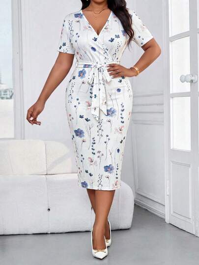 SHEIN Lady Đầm ôm dáng thanh lịch cổ chữ V thắt eo in hoa dành cho nữ cỡ lớn, phong cách nghỉ dưỡng.