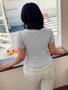 Easura 大码女式休闲性感蕾丝拼接深V蝴蝶结设计百搭T恤 - 淺灰色 - 查看 2