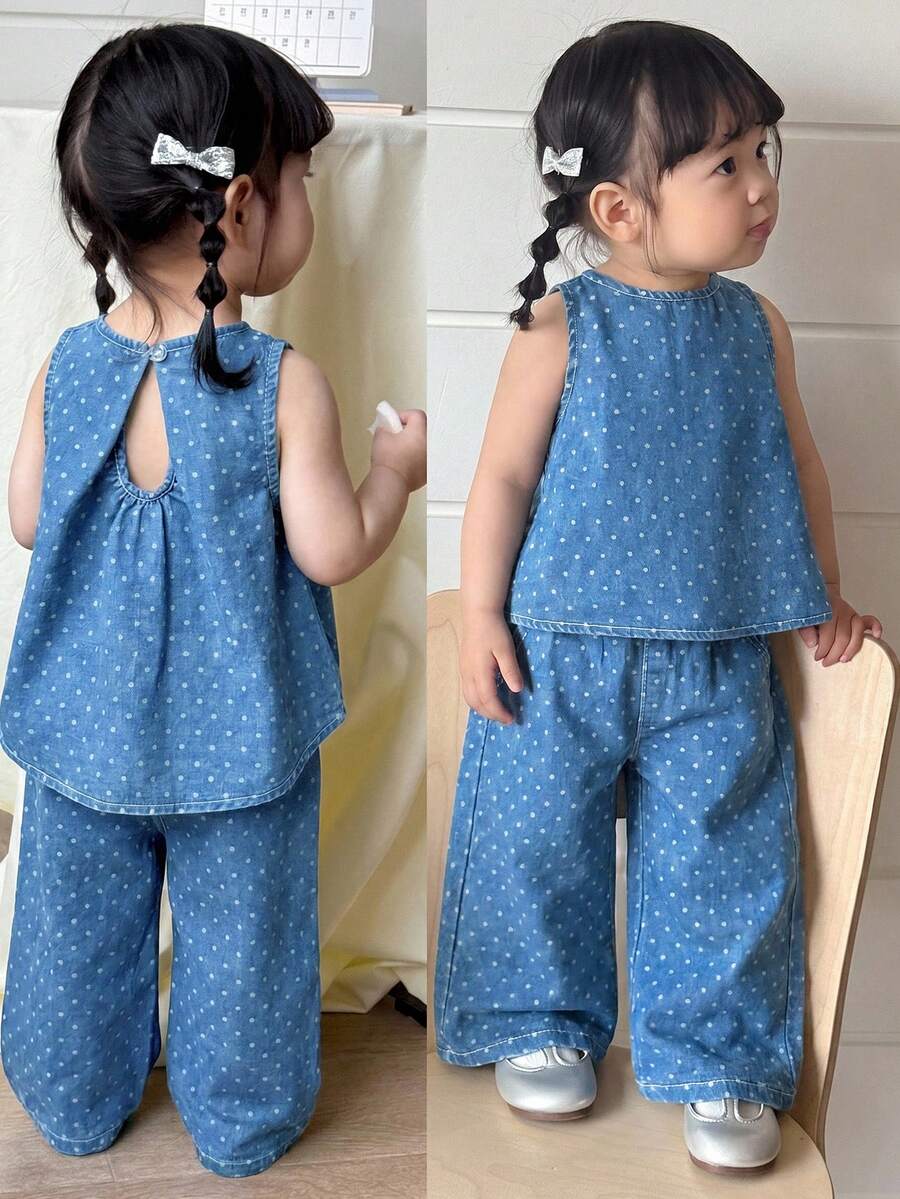 SHEIN 女婴可爱白色蝴蝶结图案蓝色牛仔背心和长裤套装,儿童女童春夏休闲度假乡村波西米亚风服装,儿童女童沙滩装,女童西部街头装,春假服装,锐舞派对牛仔套装,幼儿女童度假服装 - 藍色 - 查看 1