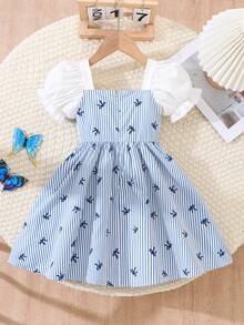 SHEIN Elladie kids 女童夏季新款可爱连衣裙，蓝色蝴蝶结条纹数码印花梭织面料，白色泡泡袖方领公主裙，蓝白撞色设计，白色袖子，胸前大蝴蝶结装饰，珍珠纽扣前襟A字裙，面料柔软舒适，适合女孩可爱、休闲、优雅、通勤、日常、上学、度假、派对、海滩、夏季穿着。 - 藍色 - 查看 3