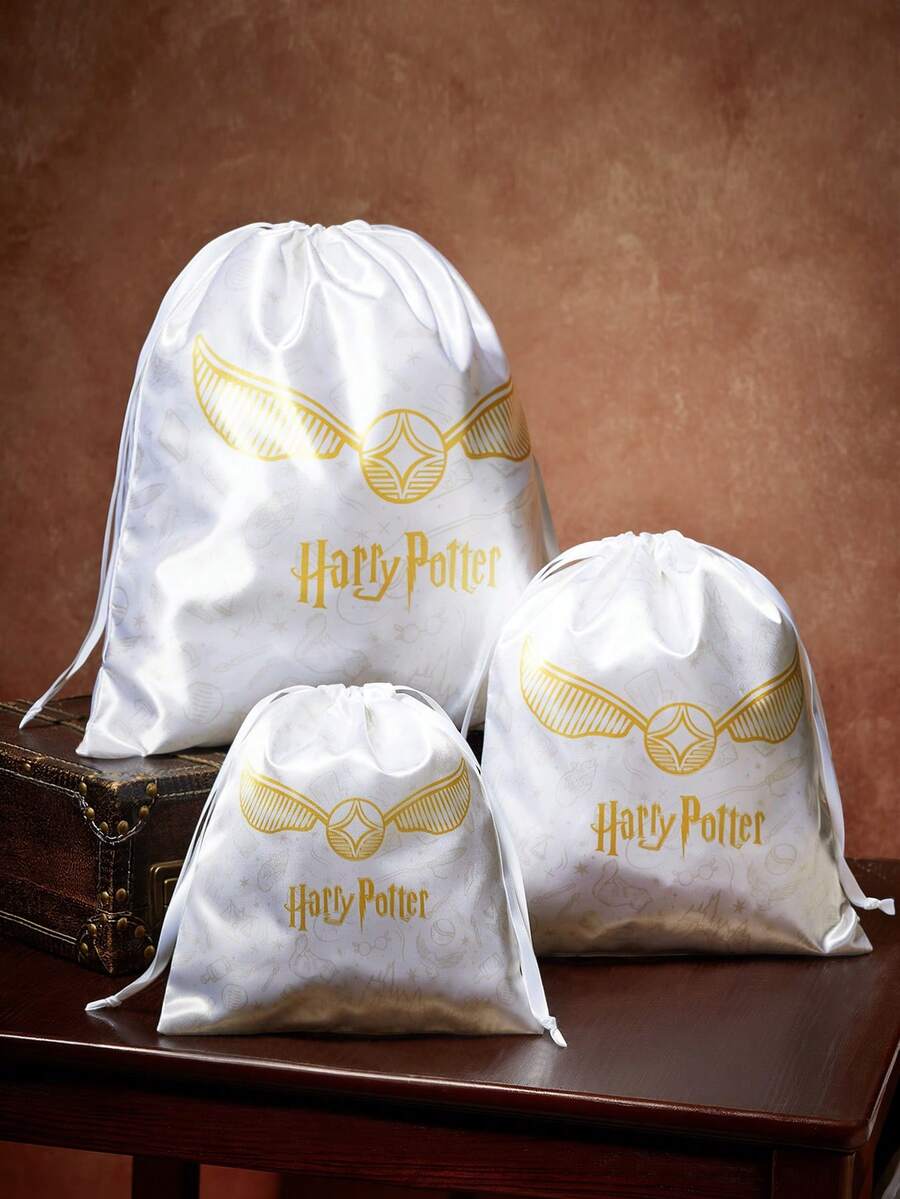 HARRY POTTER X SHEIN 奥格沃茨魔法学院印花缎面涤纶旅行收纳袋,分类整理袋,多种尺寸可选,适用于各种尺寸的包袋,是短途旅行、长途旅行和日常居家收纳的理想之选,适合男孩、女孩、男士、女士和学生,魔法学院主题 - 米色 - 查看 1
