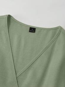 GlowEve CURVE Gaun Liburan Elegan Panjang Sedang dengan Detail Ruffle dan Leher V untuk Wanita Ukuran Plus - Hijau - View 3