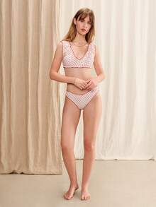 lacRébo Bộ bikini màu kem với chấm bi đỏ, tay áo ngắn và chi tiết bèo nhún tương phản, kiểu dáng dễ thương Pháp, thích hợp cho mùa hè, đi biển, gồm 2 mảnh. - Màu be - Xem 3