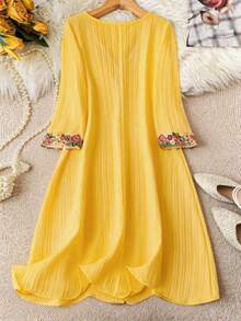 SHEIN LUNE Gaun Elegan Wanita Ukuran Besar dengan Aplikasi Bunga Warna Polos untuk Musim Gugur - Kuning - View 2
