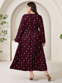 Al Najma Robe longue élégante à manches longues et col V avec imprimé floral grande taille - Rouge foncé - Voir 2