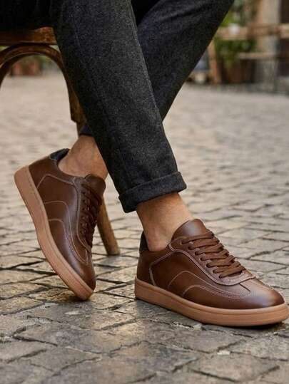 Tenis hombre de piel, calzado casual, color café, suela antiderrapante, diseño moderno, cierre con agujetas, material resistente, costuras visibles, interior cómodo, zapato versátil, ideal para uso diario, combinación urbana, look clásico, fácil de limpiar, opción para regalo, complemento de outfit, catálogo zapatería, moda masculina, confección de calidad, estilo informal. Tenis masculinos de hombre, 100% piel, moda,, colores neutros, diseño innovador, diferentes texturas, planes casuales.