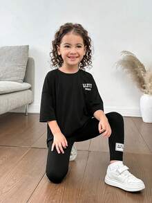 SHEIN Bộ đồ đôi mẹ con in chữ, tay rớt, cổ tròn, gồm áo thun và quần, thích hợp cho bé gái và bé gái nhỏ, mặc thường ngày, đi học vào mùa xuân, mùa thu, ngày Valentine, mẹ và con gái mặc đồ đôi, chị em gái mặc đồ đôi. - màu đen - Xem 3