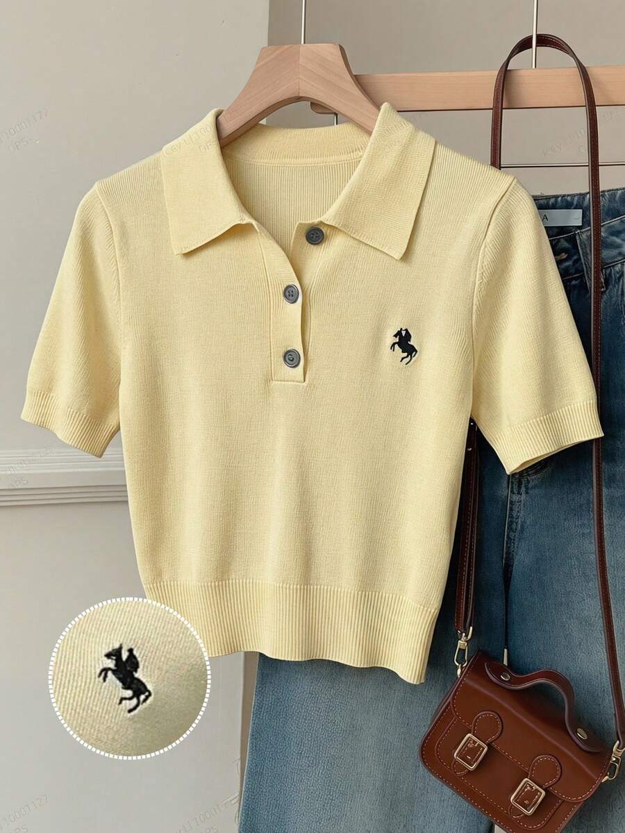 SHEIN EZwear Áo thun nữ tay ngắn dáng lửng, cài cúc nửa thân, kiểu dáng thường ngày, họa tiết hiệp sĩ. - Màu vàng - Xem 1
