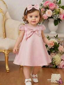 SHEIN Glamorique Kids Đầm ngắn tay cổ tròn màu hồng thanh lịch, duyên dáng với họa tiết hoa hồng 3D, đính nơ ngọc trai giả, dành cho bé gái. - Hồng - Xem 4
