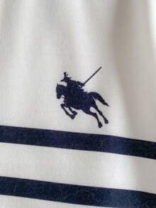 Playful Pals 2件組小男孩休閒復古街頭風條紋 Polo 印花短袖 T 恤與破洞牛仔短褲套裝，適合夏季、上學、外出、旅行 - 白色 - 查看 5