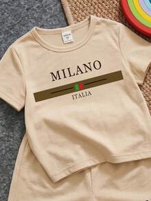 SHEIN 2 piezas Conjunto de camiseta de manga corta y pantalones cortos casuales minimalistas para niños pequeños, adecuado para el verano, con estampado gráfico de texto "Milán" de ciudad clásica - Caqui - Ver 3
