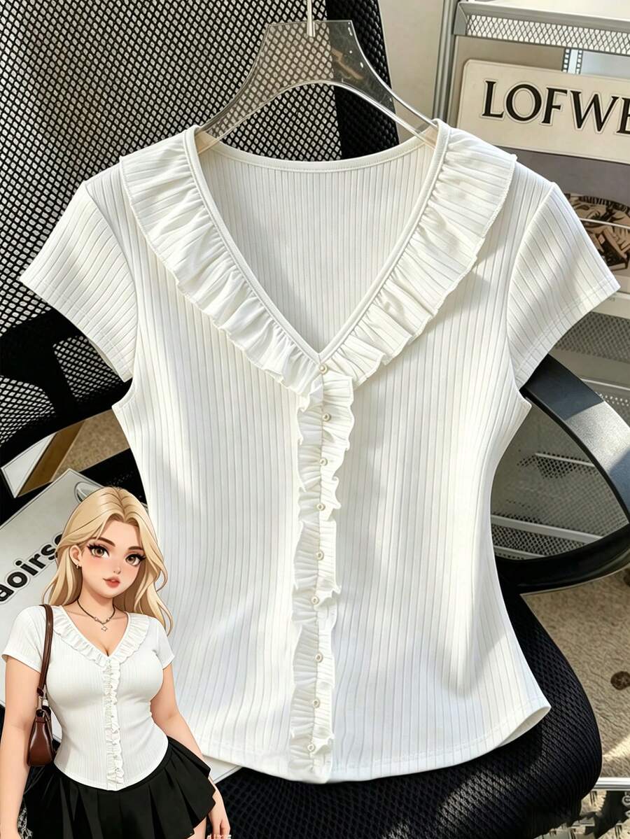 GlowEve CURVE Blusa feminina plus size de verão exclusiva com decote em V e babados, em malha de seda gelada, manga curta e design diferenciado. - Branco - Ver 1