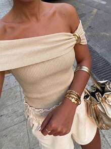 Aloruh Top de punto elegante beige para mujer para salir de noche en verano,Suéter acanalado asimétrico con hombro descubierto y decoración metálica,Pullover vintage ceñido, Streetwear - Albaricoque - Ver 1
