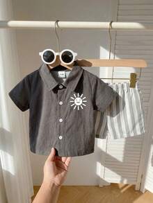 SHEIN Playful Pals 2件/套 嬰兒男童深灰色太陽印花短袖按扣前開衫上衣 & 條紋短褲 幼兒夏季休閒海灘套裝 6個月-3歲 - 彩色 - 查看 5