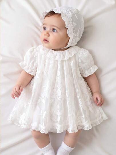SHEIN Vestido de Princesa para Bebé Recién Nacida con Cuello Floral, Volantes en el Bajo y Encaje, Manga Abullonada, Gorro con Ribete de Encaje, Conjunto de Bautizo, Elegante y Lujoso Blanco para Fiesta y Boda