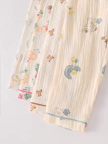 Bộ đồ ngủ cotton 4 món cho bé gái, thiết kế cổ áo cổ điển, viền tương phản và các họa tiết ngộ nghĩnh như hoa, gấu, nơ, dâu tây, thỏ, hộp quà bất ngờ với nhiều họa tiết khác nhau. - Nhiều màu - Xem 4
