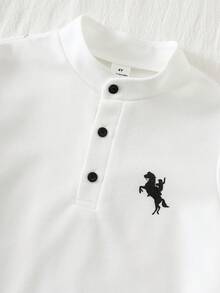 SHEIN 3件套男童舒适休闲百搭时尚简约风短袖T恤/Polo衫，白色条纹披肩，白色短裤/长裤和腰带，适合室内、室外、日常穿着、运动、玩耍、派对、拍照、度假、婚礼、春夏等场合。 - 黑與白 - 查看 5