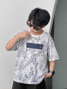 SHEIN 男童休闲运动学院风宽松柔软舒适圆领T恤，适合儿童、男童返校穿着，也适合生日派对、聚会、演出、婚礼、洗礼、日常穿着，适合上学、旅行、运动，适合春夏季节穿着。 - 白色 - 查看 2