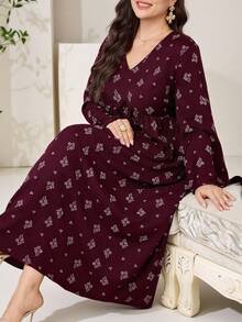 Al Najma Robe longue élégante à manches longues et col V avec imprimé floral grande taille - Rouge foncé - Voir 4