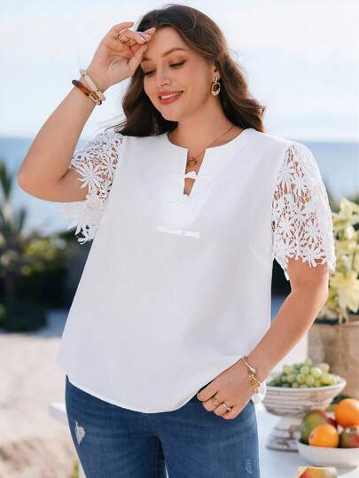 Rosumi Blusa de mujer talla grande de verano casual de vacaciones con cuello entallado, botones y contraste de encaje de manga corta