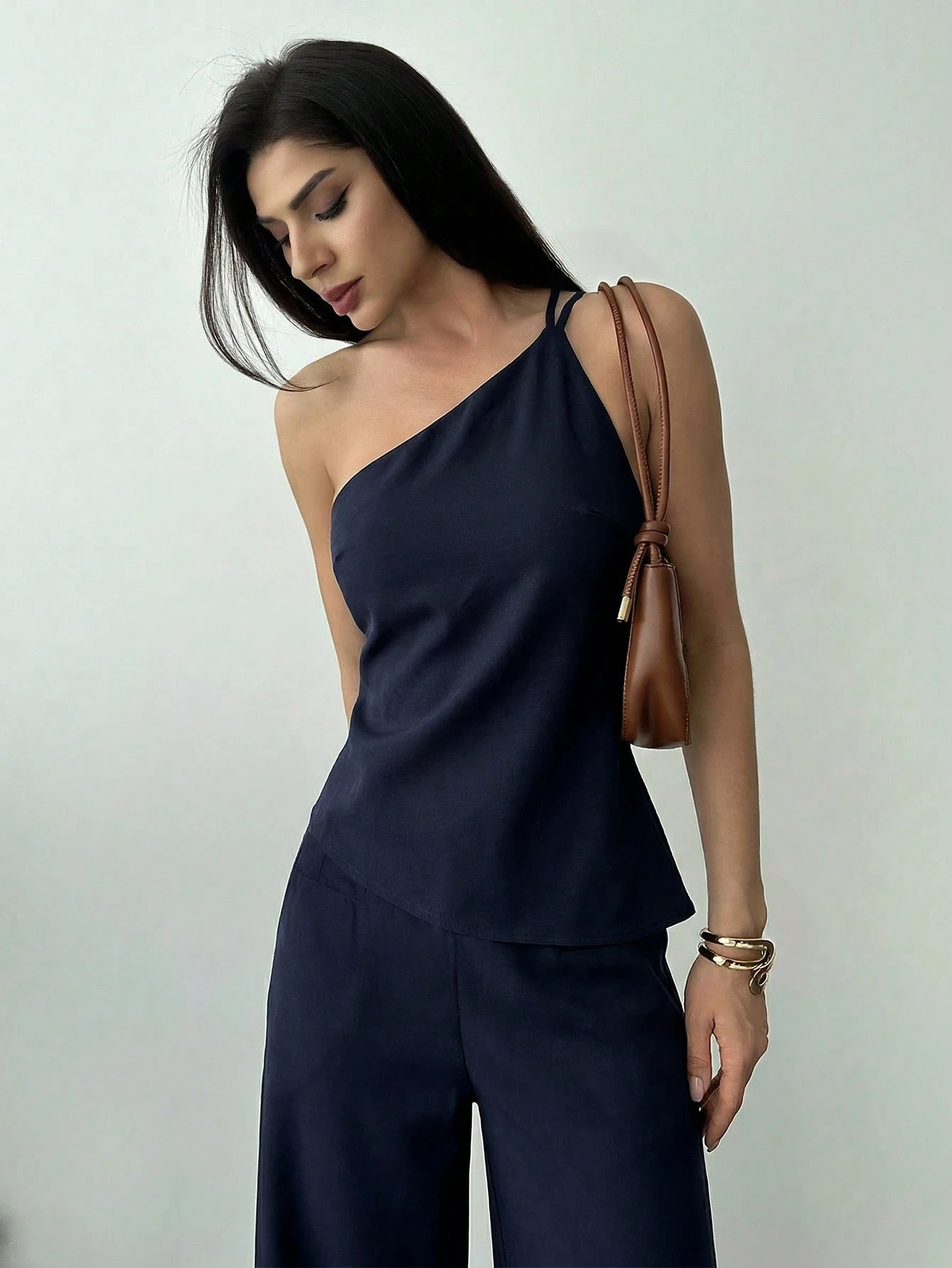 Conjunto feminino de 2 peças Firerie em linho damasco com top assimétrico e calça de cintura alta