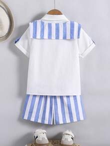 SHEIN Bộ đồ hè mới kiểu hải quân kẻ sọc cho bé trai, áo sơ mi ngắn tay và quần short màu xanh dương và trắng tươi mát, kiểu dáng sinh viên. - Xanh và trắng - Xem 2