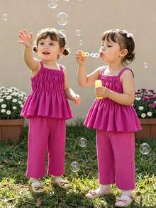 SHEIN Bộ váy áo yếm màu đỏ hồng cho bé gái mùa hè và quần ống đứng cạp chun, phong cách thời trang cá tính và nổi bật cho kỳ nghỉ của bé gái. Được làm từ vải dệt, dáng rộng và độ dày vừa phải. Thích hợp cho các kỳ nghỉ biển, chụp ảnh, dạo chơi và các ngày khiêu vũ. - Màu Hồng Tươi - Xem 3