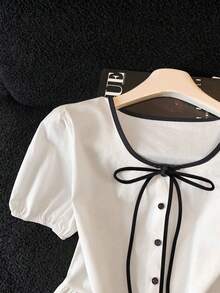 SHEIN Franclia 柔和的米白色束腰衬衫，撞色滚边和蝴蝶结，泡泡袖搭配荷叶边裙摆，显年轻显瘦，柔美别致，适合日常穿着。 - 黑與白 - 查看 4