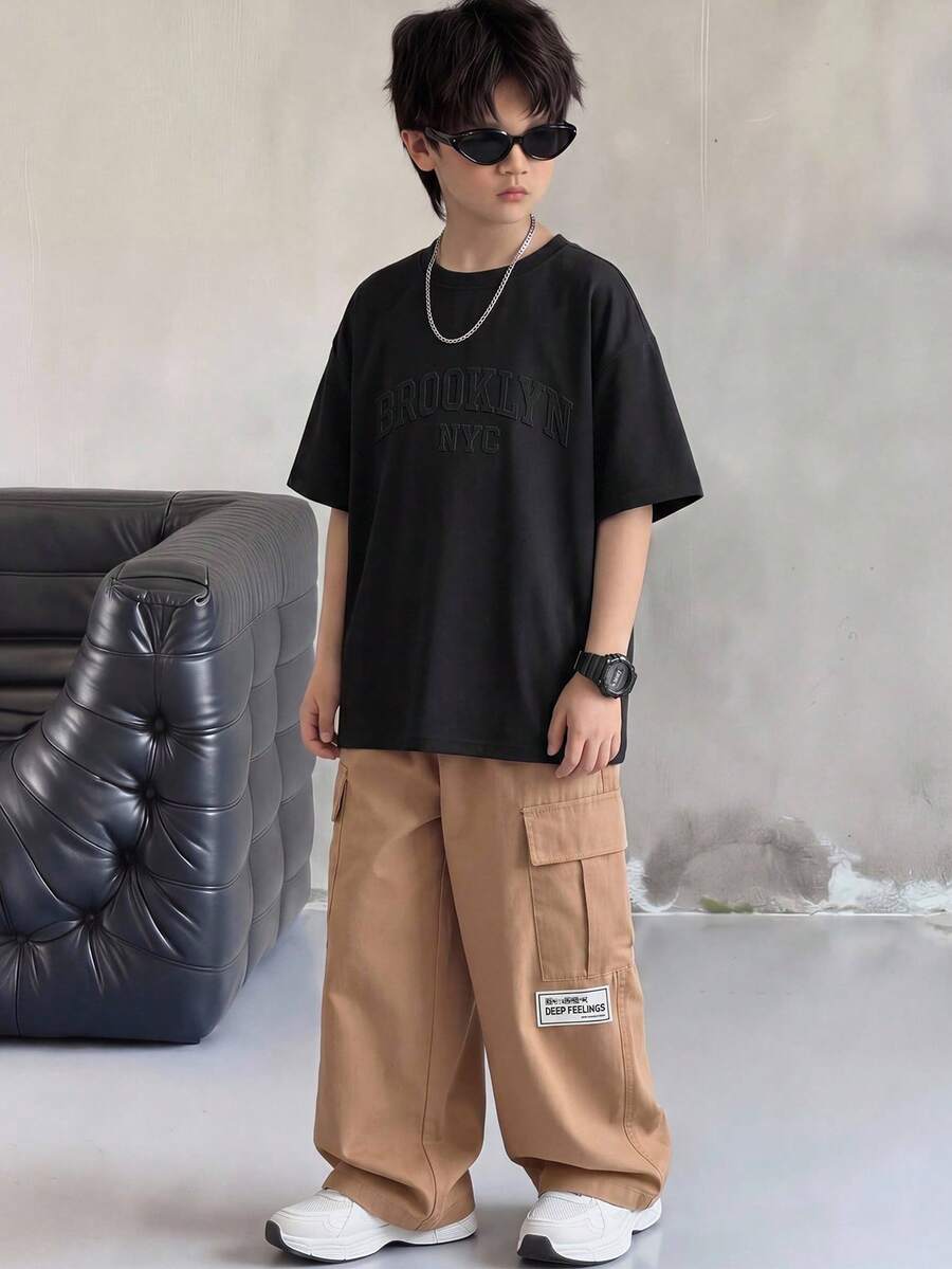 SHEIN 两件套儿童/青少年男童3D字母压纹图案T恤和卡其色工装口袋裤套装，休闲百搭，适合春、夏、秋季穿着，户外活动、上学、聚会等场合皆宜。