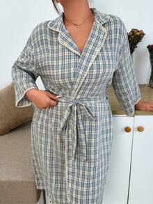 Napfluff CURVE Napfluff CURVE Roupão com Amarração na Cintura e Acabamento Xadrez em Plus Size - Multicolorido - Visão 4
