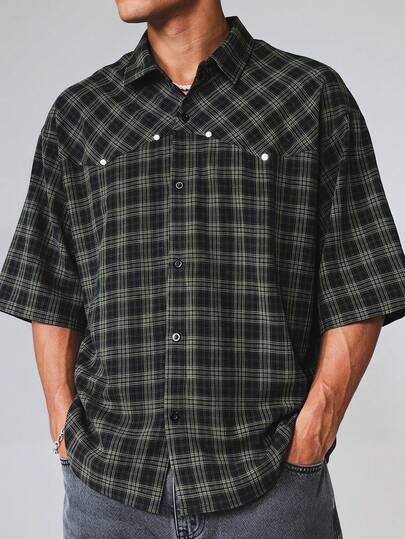 SUMWON Camisa Oversized de Manga Curta com Botões, Estampa Xadrez Ampla e Detalhe de Pala Ocidental com Gola Pontuda