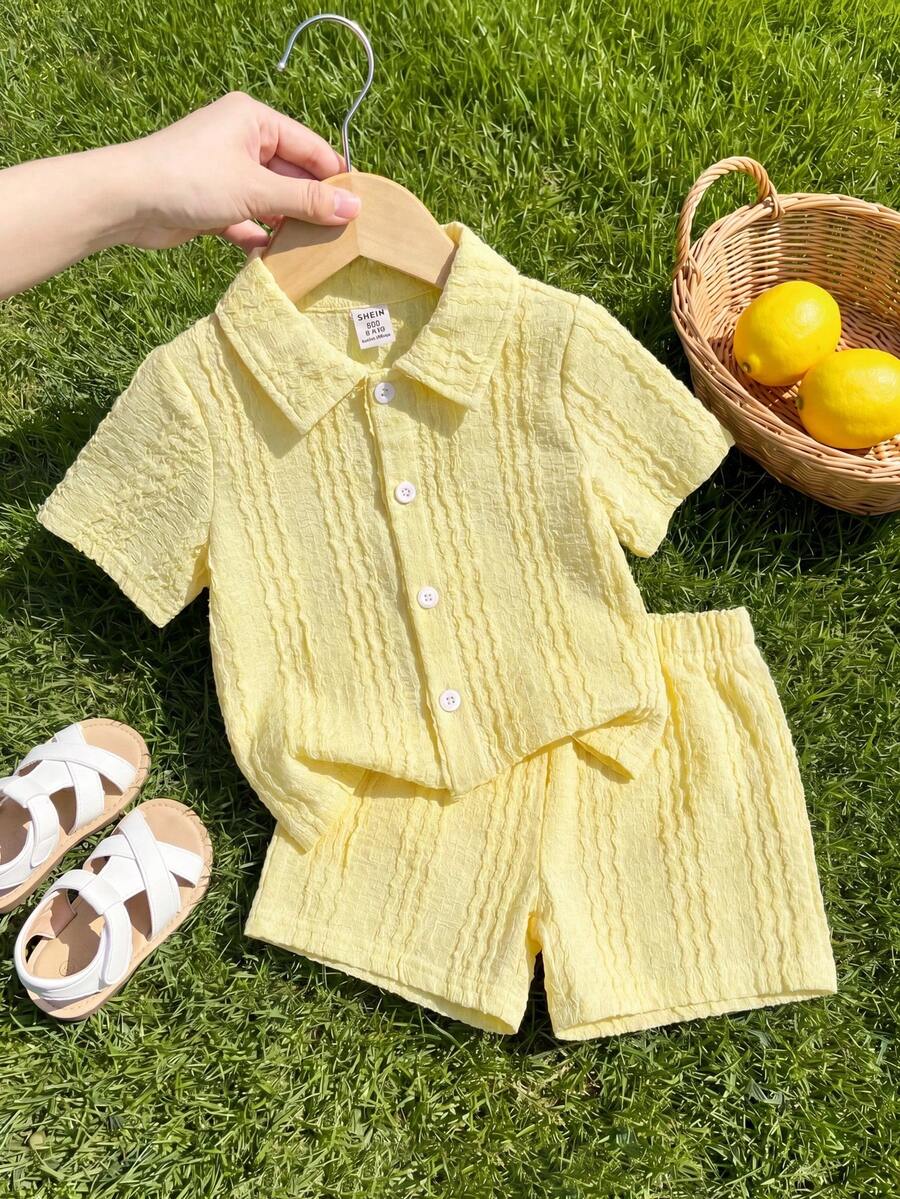 Conjunto de camisa casual de manga corta con cuello para bebé niño en verano, emparejada con pantalones cortos casuales versátiles, adecuado para viajes, vacaciones o paseos diarios de ocio - Amarillo - Ver 1