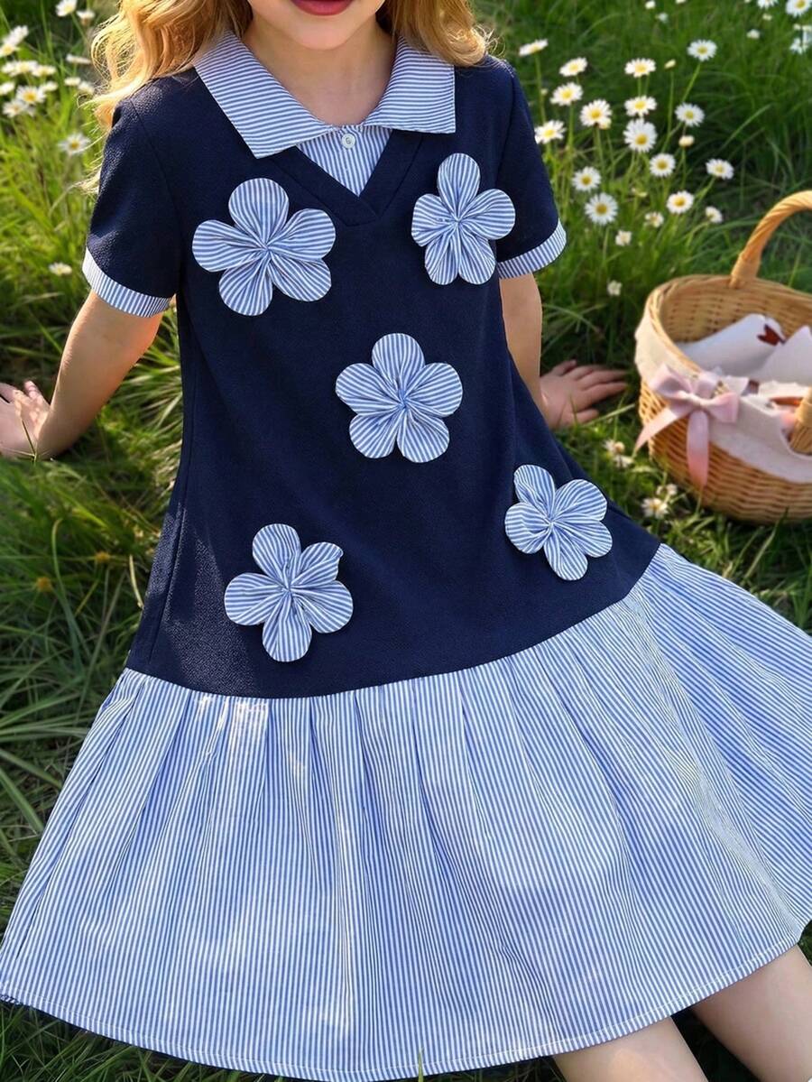 一件女童学院风拼接连衣裙，藏蓝色针织上衣为主体，搭配清新蓝白条纹领口和袖口，领口处的蓝色蝴蝶结装饰增添俏皮感，条纹百褶裙摆与上衣相呼应，整体风格清新青春，适合日常通勤或休闲外出穿着。