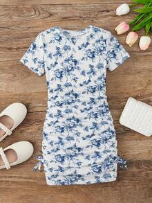 SHEIN Robe t-shirt à manches courtes ajustée pour filles pré-adolescentes, col rond, fleurs ditsy, volants sur les côtés, nœud décoratif. Robe imprimée en tricot côtelé - Blanc - Voir 1